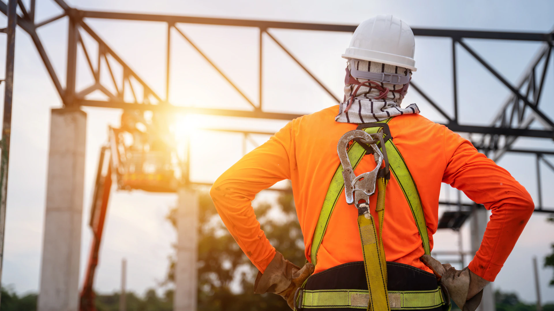 Profesional de seguridad revisando una operación industrial